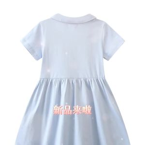 New summer collection: girls short-sleeved dress knitted cotton dress for toddlers and young girls featuring a doll collar and a princess-style design. This short-sleeved round-neck dress has three decorative buttons on the front and a fitted waist w