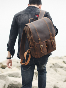 กระเป๋าสะพายหลังผู้ชายรุ่นใหม่ความจุใหญ่ทำจากหนังม้าแท้สีน้ำตาล
