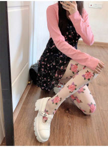 Quần Tất Với Họa Tiết Hoa Hồng Siêu Cuốn Hút Siêu Quyến Rũ Dành Cho Các Nàng Là Chiếc Tất Nên Có Để Phối Đồ Cực Xinh