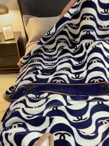High-end Flannel Blanket Thickened and Fleece-lined Popular Style High Aesthetic Office Nap Blanket for Winter Spring and Autumn LZD