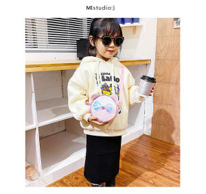 จัดส่งจากกรุงเทพ สินค้าขายดี กระเป๋าสะพายข้างเด็กผู้หญิง ดีเทล สายปรับระดับได้+โบว์ด้านหน้า+แบบซิปรูด