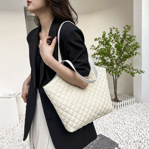 DMshoes สต็อกพร้อมส่งจากไทย กระเป๋าแฟชั่นลำลองขนาดใหญ่ สีโทนมินิมอล สไตล์โมเดิร์น รูปทรงเก๋สุดๆ สวยหรูดูแพง แต่ราคาถูกม๊าก กดตุ่มเลย