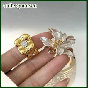 Caile แหวนดอกทิวลิปเคลือบสีทองและสีขาวตัดกันแหวนใส่นิ้วผู้หญิงทรงสี่เหลี่ยมชั้นสูงของขวัญเครื่องประดับ