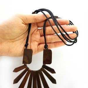 Kalung Cantik & Modern: Pilihan Aksesoris Batik & Etnik untuk Wanita