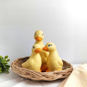 ตุ๊กตาเซรามิคแต่งสวน ครอบครัวเป็ดเหลืองเซรามิก 1ชุด ได้ 3 ตัว ขนาด 11*18*15 ซม. แต่งบ้าน จัดสวนหย่อม ตากแดดตากฝนได้