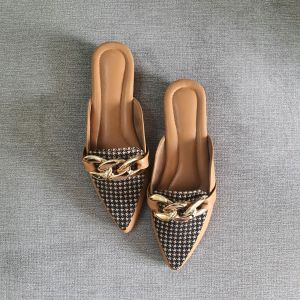 Sandal Mules Wanita Elegan Motif Houndstooth dengan Aksen Logam