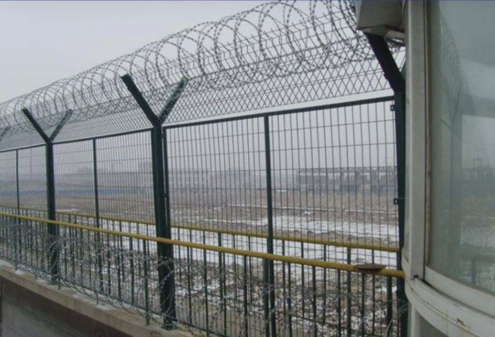 Combat%20Razor%20Wire%20/%20Concertina%20Wire%20%E2%80%93%20Heavy-Duty%20Military%20Barbed%20Fence,%20Anti-Rust%20&%20Long-Lasting%20%7C%20EC%20Universal%20-%20Image%205