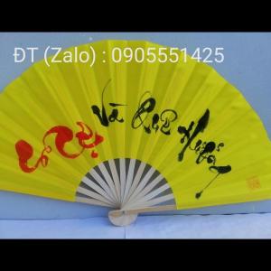 1 Quạt vải thư pháp viết theo yêu cầu xòe rộng 50cm. Quạt tranh trang trí