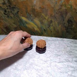 43m natural Beijing "Sizuo Lou" "White Lion Head" Walnuts hand-held/palm messager 43毫米北京四座楼白狮子头闷尖菊花底核桃手把/按摩球一对