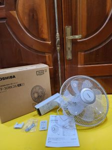 Quạt treo tường nội địa Nhật Toshiba TF-30RK26 cánh 30cm có điều khiển từ xa (NEW)