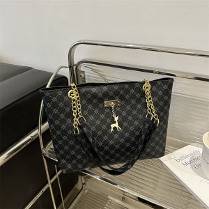 Sheii New กระเป๋าสะพายไหล่คุณผู้หญิง ขนาดใบกลาง ใส่ของได้เยอะ มีหลากหลายสีให้เลือก  รูปทรงสวยโดดเด่นมาก สะพายไปไหนคือสวยสับมาก ต้องรีบไปตําเลยก่อนสินค้าหมดน้า