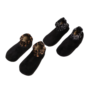 ถุงเท้ารองเท้าแตะหุ้มข้อเท้ากันหนาวสำหรับผู้หญิงพื้นถุงเท้าให้ความอบอุ่นในร่มพร้อมด้านล่างหนาความต้านทานการลื่นไถลการเรียงขนแกะพิมพ์ลายเสือดาว