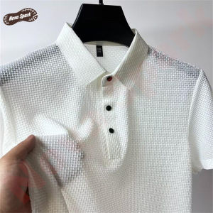 NS เสื้อโปโลผู้ชาย M-5XL เสื้อโปโล คอปก แขนสั้น ติดกระดุม เข้ารูป ระบายอากาศได้ดี ลําลอง สไตล์เรียบง่าย สําหรับผู้ชาย ลายขวาง เกาหลี ผ้าไหมน้ําแข็งแขนสั้น ธุรกิจ ฤดูร้อนPOLO ไซส์ M-5XL เสื้อสงกรานต์ เสื้อยืดผู้ชาย เสื้อผู้ชาย เสื้อผ้าผู้ชาย