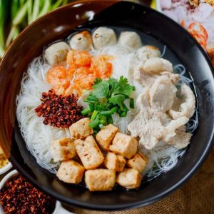 ก๋วยเตี๋ยว เส้นหมี่ น้ำใส แถมหมูยออบแห้ง กุ้งแห้ง ต้นหอมผักชี กระเทียมเจียว พรักผัด ก๋วยเตี๋ยวกึ่งสำเร็จรูป