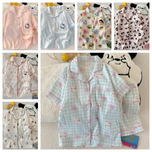 ROB TOY แมวเชอร์รี่ KT ชุดนอนการ์ตูน เครยอนชินจัง ไมค์กี้ ชุดนอนสองชิ้น ชุดนอนอนิเมะ ชุดเชิ้ตติดกระดุม ชุดนอนผู้หญิง ฤดูร้อน