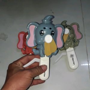 Một chiếc quạt bóp tay bằng nhựa hình chú voi rất đẹp