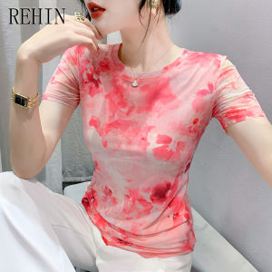 REHIN เสื้อยืดแขนสั้นลายพิมพ์บนผ้าเมชสไตล์แฟชั่นฤดูร้อน คอกลม รูปทรงลงตัว ทันสมัยและสไตล์สำหรับผู้หญิงที่เล็กลงและน่าสนใจ