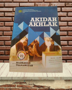 BUKU AKIDAH AKHLAK KELAS VII DAN KELAS IX MADRASAH TSANAWIYAH DITEBITKAN OLEH KEMENAG RI TAHUN 2020