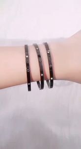 Perhiasan Gelang Tangan Titanium Embos Set Tiga Black Edition