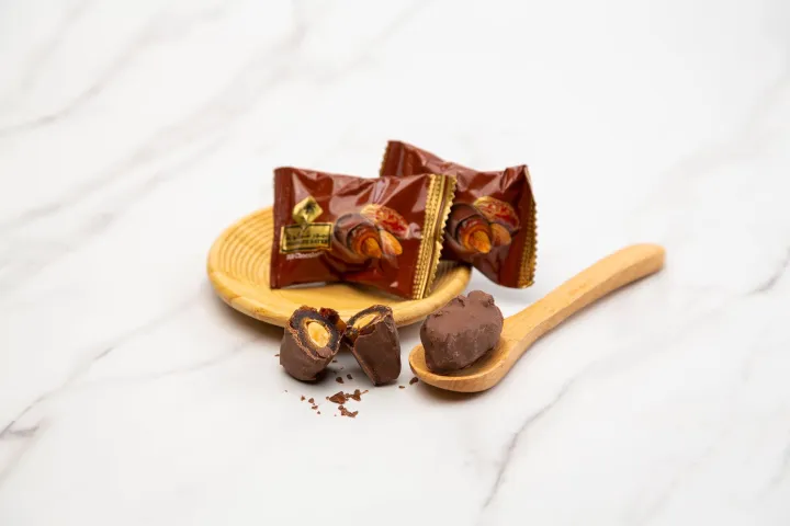 Siafa%20Milk%20Chocolate%20Dates%20with%20Almonds%20In%20Pouch%20100g%20-%20Image%204