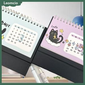 [Leomcio] 2026ปีของม้าปฏิทินขนาดเล็กโต๊ะสร้างสรรค์ตั้งโต๊ะปฏิทินการเดินทางแบบพกพารูปแมวน่ารักเครื่องประดับตกแต่ง