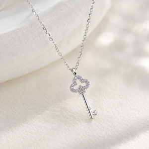BUTTERCREAM Giselle s925 Sterling Silver Clover Key Pendant Necklace