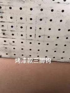 洞洞板挂钩三角孔板超市货架展示架黑白挂勾手机配件饰品三脚挂钩Hole board hook triangular hole board supermarket shelf display..。