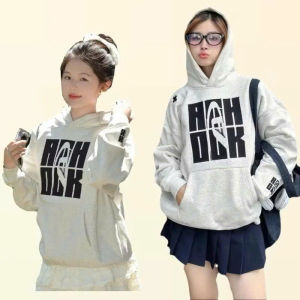Áo Hoodie Phong Cách Đường Phố: Chất Liệu Nỉ Cao Cấp Mềm Mại Giữ Ấm Tối Ưu Thiết Kế Thời Thượng Trẻ Trung Phù Hợp Mọi Hoạt Động Mang Đến Vẻ Ngoài Năng Động Và Cá Tính Cho Bạn.
