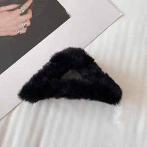 Klip Cakar Rambut Plush Triangle Hair Clip Hair Accessories Women Shark Clip Soft Fluffy Hair Claw