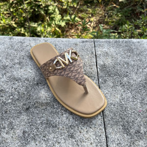 [Free Shipping] Fashionable Sandals 2025 New Model Soft Leather Versatile Letter Metal Flat Slippers Trendy Flip-Flops