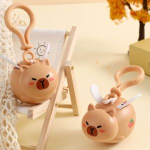 MMLUCK คาพิบาร่า พวงกุญแจ Flying Capybara มีปีก คาวาอิ จี้ capybara ยืดได้ การ์ตูนลายการ์ตูน กล้องส่องทางไกลส่องทางไกล ดึงพวงกุญแจแคปิบาร่า ตกแต่งกระเป๋าเป้สะพายหลัง