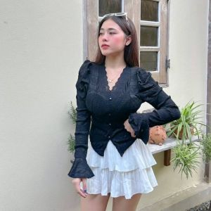 🌈SpinnyHouse🌈เสื้อลูกไม้ แขนยาวแต่งแขนพอง 🐰 ทรงคอวีแต่งกระดุมหน้า รุ่น งอกงาม B-028-1-A