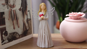 Wing Girl Figurine Resins Statue with Heart Hand Craved Praying Wing Girl Sculpture for Bookshelfs Bedsides Livingrooms Bedroom