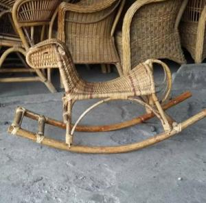 Mainan Anak Kuda Motif Kepang Terbuat Dari Rotan Full Pernis Dan Mentah