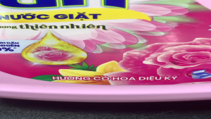 Nước giặt surf hương cỏ hoa diệu kỳ chai 2.7kg