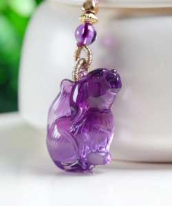 ดีจี้สุนัขอเมทิสต์ธรรมชาติแกะสลักสามมิติสีม่วงคริสตัลสะอาดน้ำวิญญาณใส! การแกะสลักมีความประณีต! น่ารักน่ารัก! สวมใส่ความโชคดีเพื่อปัดเป่าความชั่วร้ายวิญญาณความนิยมที่ดี! ส่งมอบสร้อยคอโซ่เงินที่สวยงาม