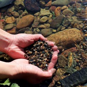 Sạn suối dẹt sỏi suối thủy sinh 1.2KG tự nhiên trải nền trang trí bể cá tiểu cảnh hòn non bộ lọc nước hồ cá