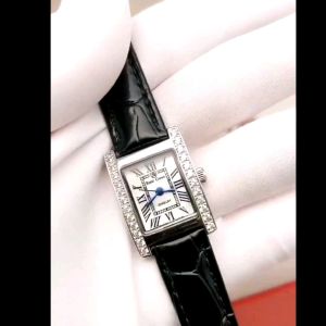 นาฬิกาข้อมือ Royal Crown ของแท้100%  นาฬิกาผู้หญิงประดับเพชรสายหนังแท้สีดำหน้าปัดมุกระบบถ่านกันน้ำมีบัตรับประกัน1ปีจัดส่งพร้อมกล่องครบเช็ต