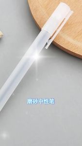 ขนม Bút Bi Mực Gel Nắp Cài Thân Nhám Basic Bút Nước Mực Gel Khô Nhanh Ngòi 0.5mm Mực Đều Nét Chữ Đẹp bút gel สดใหม่