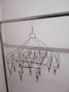 ไม้เสื้อเพื่อการทรงกลม 40 หนีบ สีสมวด 4 mm มีเส้นหนา 40 ตัวหนีบ หนีบยาว 6 cm เส้นผ่านศูนย์กลางไม้แขวนยาว 40 cm สูง 29 cm