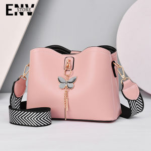 JIVIVIL กระเป๋าสะพายข้าง กระเป๋าสะพายไหล่ น้ำหนักเบา กระเป๋าทรงถัง สดใส พู่ พกพาสะดวก ของมันต้องมี! แฟชั่น หรูหรา เซอร์ไพรส์ที่โดนใจคุณแน่ๆ【ราคาต่ำ คุณภาพสูง โปรเด็ด ดีลปัง】