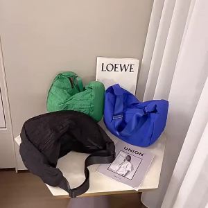 2023 New womens bag with large capacity pleated finish half-moon shape crossbody bag casual shoulder bag niche tote bag