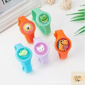 Set 2 Đồng hồ tinh dầu đuổi muỗi đồng hồ phát sáng có nhiều hoạt tiết dễ thương thích hợp làm quà Giáng Sinh cho Bé