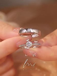 Nhẫn có thể điều chỉnh kích cỡ được trang trí bằng đá moissanite nhân tạo. Nhẫn đôi dành cho nam và nữ. Nhẫn kim cương 1 carat. Món quà lý tưởng cho đám cưới.