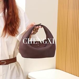 Túi xách nữ mẫu mới thiết kế độc đáo cao cấp dáng trăng khuyết thời trang đơn giản dễ phối đồ có thể đeo vai hoặc kẹp nách.