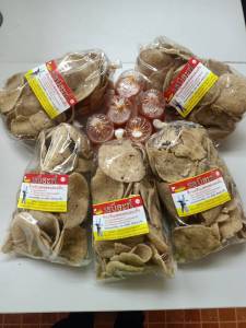 ข้าวเกรียบนรา กือโป๊ะทอดพร้อมน้ำจิ้ม ตรารอบีอะ ชุด 5 ถุง น้ำจิ้มใส่ขวดให้กันแตก หุ้มกันกระแทกชิ้นต่อชิ้น  สั่งได้ไม่เกิน 4 ชุดต่อ 1 ออเดอร์