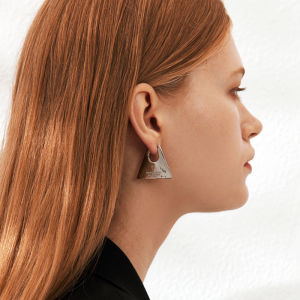 ต่างหูห่วงหรูหราทรงสามเหลี่ยมชุบทอง14Kต่างหูสามเหลี่ยมงานเรียบๆสไตล์มินิมอลสวยน่ารัก