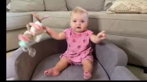 ที่นอนเด็กพับได้ DoCred เตียงเด็ก 2-in-1 แบบพับได้ เก้าอี้โซฟาสำหรับเด็ก เตียงพับสำหรับเด็กแบบพกพาสำหรับการเดินทาง เตียงนอนที่ซักได้ + ผ้าปูที่นอนที่ซักได้ สีเทา