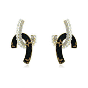 Kemstone ต่างหูมุกสีดําและสีขาวรูปตัว J สําหรับผู้หญิงเครื่องประดับขายดี