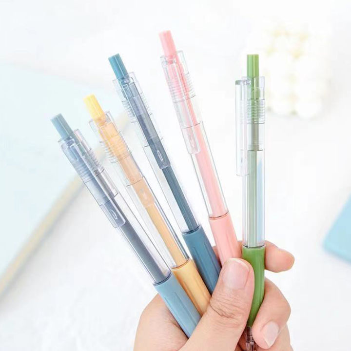 Cô gái thợ thủ công mỹ nghệ của học sinh tiểu học Khắc Đao bấm dao cắt ...